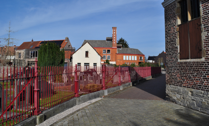 Brouwerij Cnudde gefotografeerd van aan het oude kerkhof van Eine
